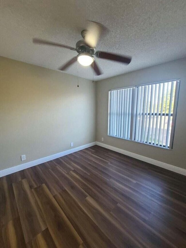 Photo - 1517 Lake Crystal Dr Unit E