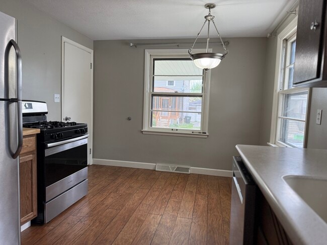 Kitchen has eat-in area - 818 Wyoming Pl NE