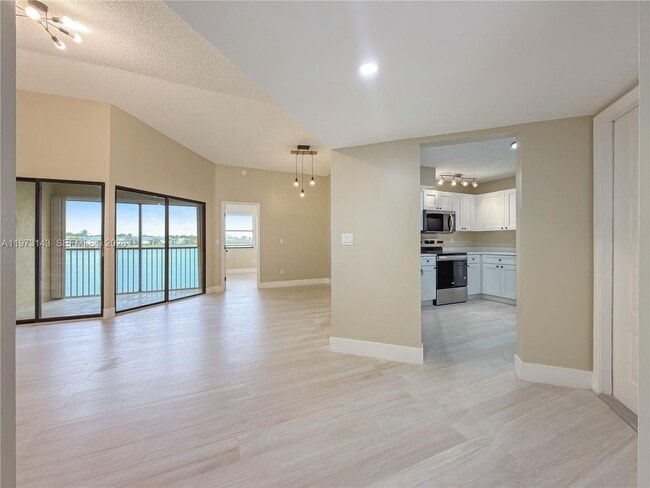 Photo - 929 Hamilton Dr Unit 929E