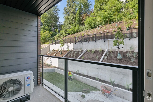 2BR, 2BA - 705SF - Balcony