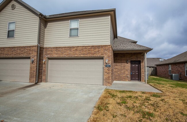 Building Photo - ***901 Oakwood Lane*** Rental