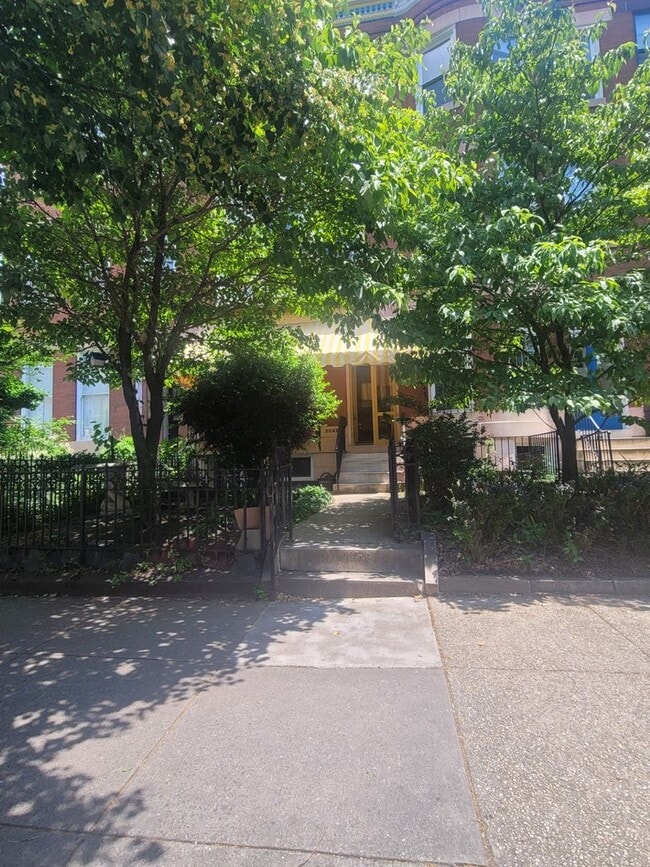 Building Photo - 3045 St Paul St Unit 1