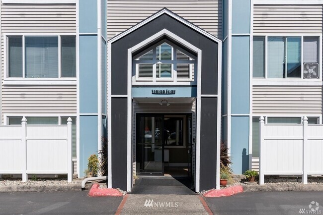 Building Photo - *** RENT SPECIAL 50% off MAY RENT*** Beaut... Unit 303 Rental