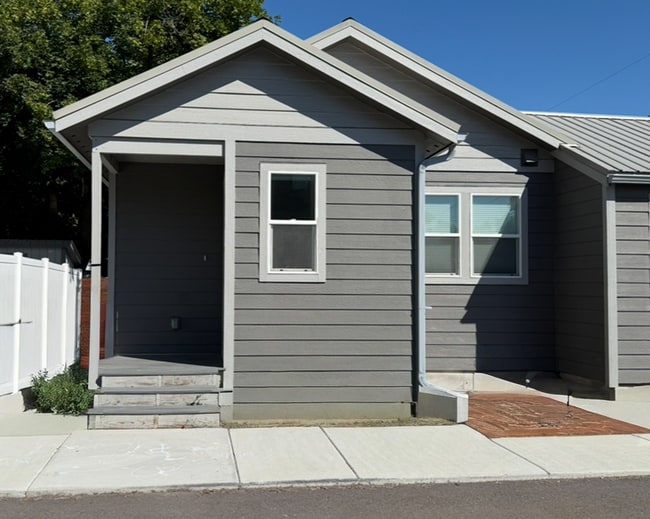 Building Photo - 1031 4th Ave W Unit A Rental