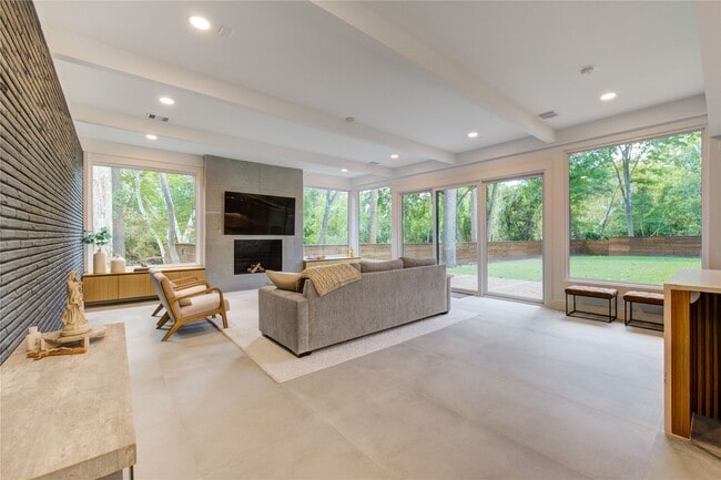 Photo - 303 Isolde Dr