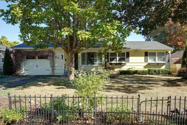 Building Photo - Live Large in the Heart of NW Corvallis!