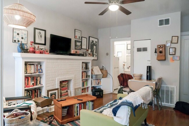 Photo - Uptown / Ravenswood - Studio - w/ Decorative Fireplace Unit 1472-1F
