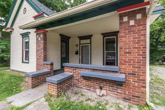 Photo - 434 E 2nd St