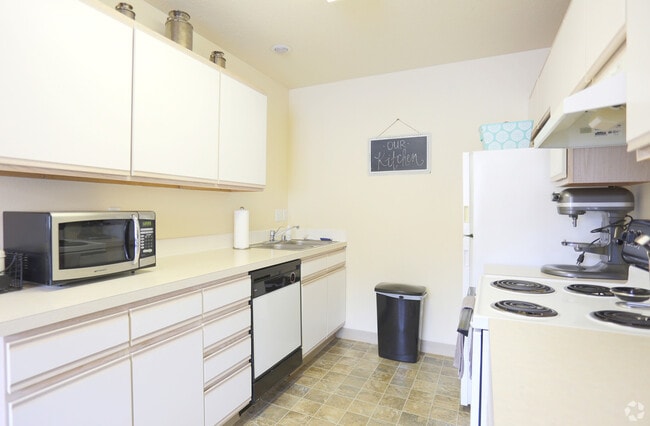 Classic Kitchen - Vista View Apartments