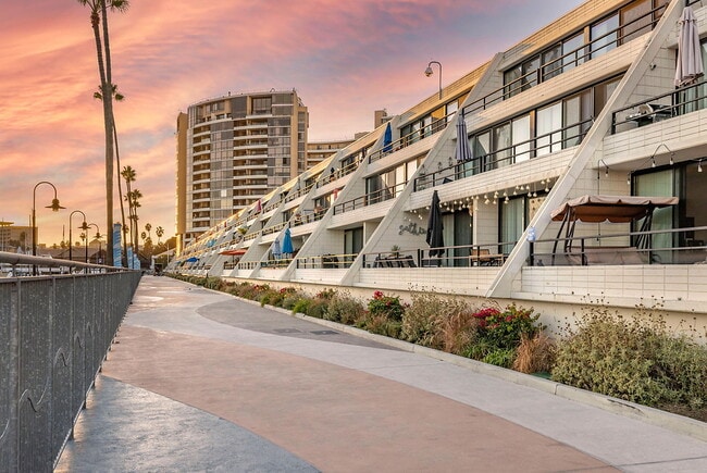 Building Photo - The Promenade at Marina City Club Rental