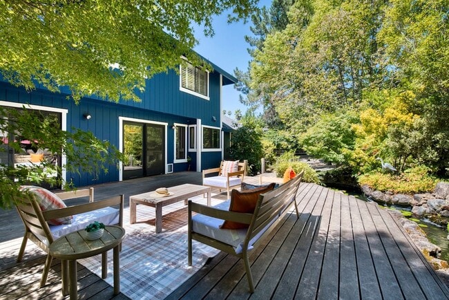 Building Photo - 8 Racquet Ct