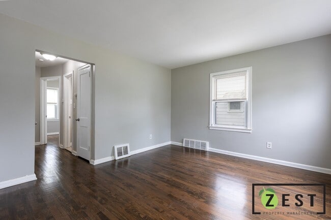 Photo - 19366 Woodside St