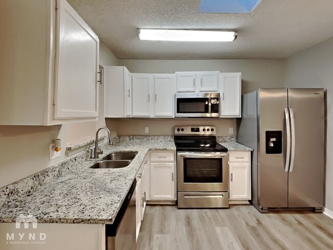 Photo - 580 Staffordshire Dr