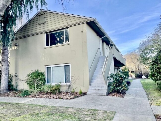 Building Photo - One Bedroom Condo Near University of Washi...