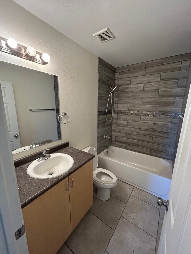 Photo - 2828 E Chipman Rd Unidad 2