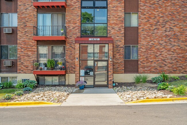 Building Photo - Lily Lake Terrace Rental