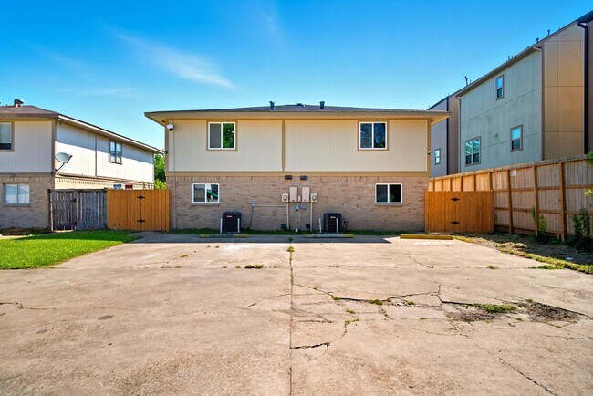 Building Photo - 1966 Upland Dr