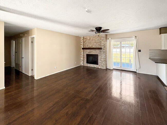 Photo - 200 W Rojo Dr