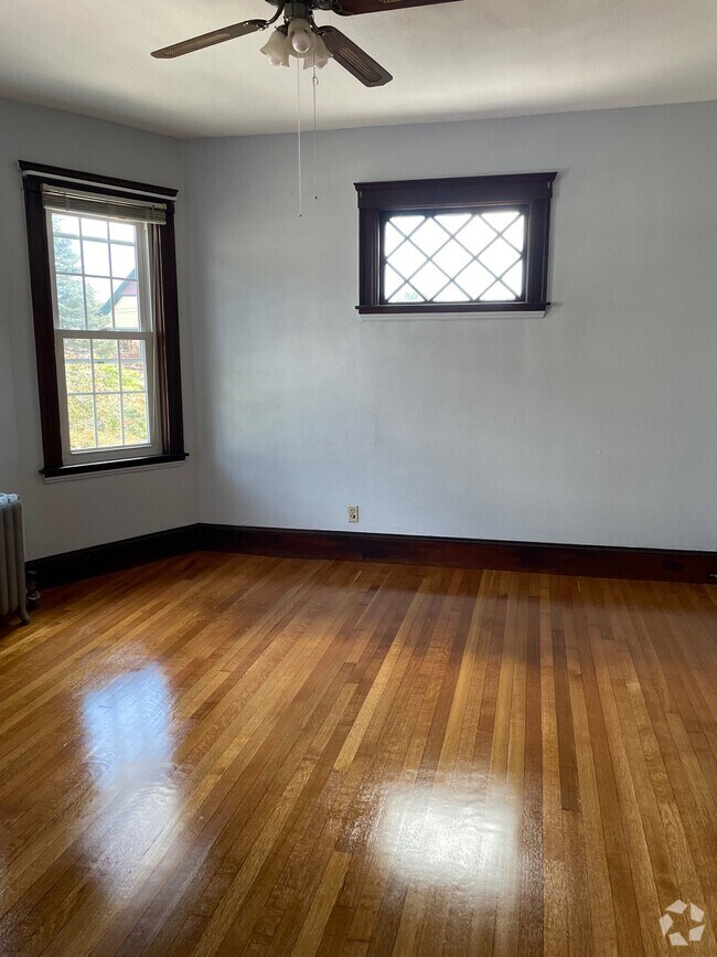 Building Photo - 38 Surrey St Unit 2 Rental