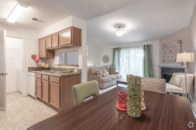 2BR,2BA,-880SF Garden