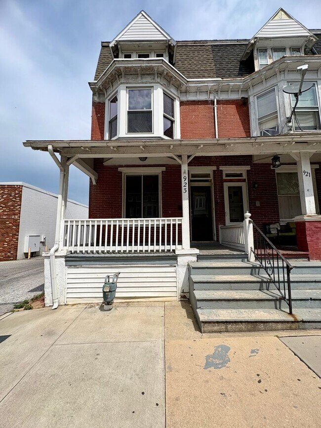 Photo - Renovated Large Five Bedroom 1.5 Bathroom In York!