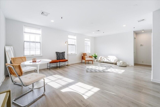 Building Photo - 1024 Clinton St Unit 504