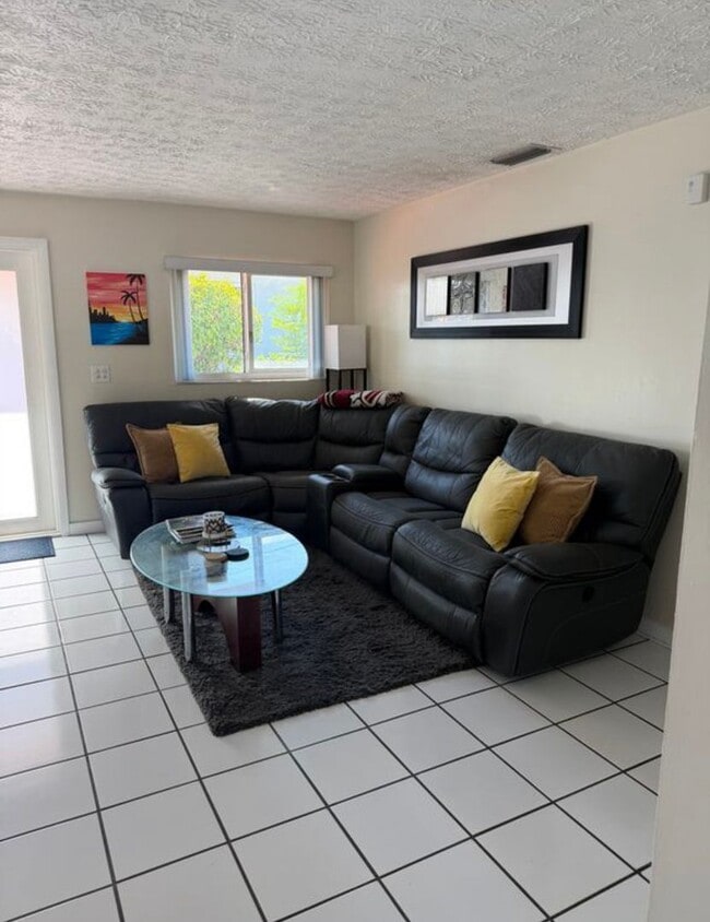 Photo - Private Bedroom w/ Private Bath in Spacious 1,100 Sq Ft Home – Prime Location