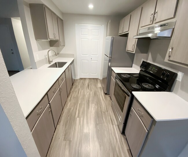 1x1 Large Kitchen & Laundry Room - Bull Mountain Apartments