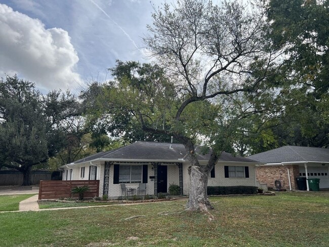 Photo - 1820 Pine Village Dr