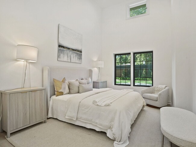 Dormitorio principal con cama king size - The Loren at King Street