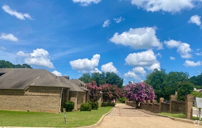 Building Photo - Garden Home