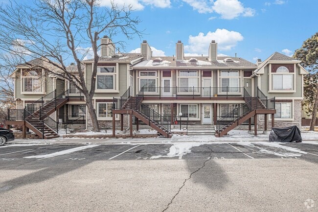 Building Photo - Cozy 2-bed townhome w/ laundry and communi...