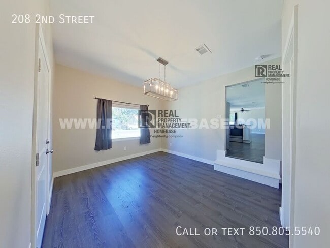Photo - 208 2nd St
