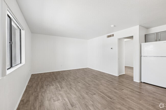 1BR, 1BA - 520SF - Living Room - The Grove