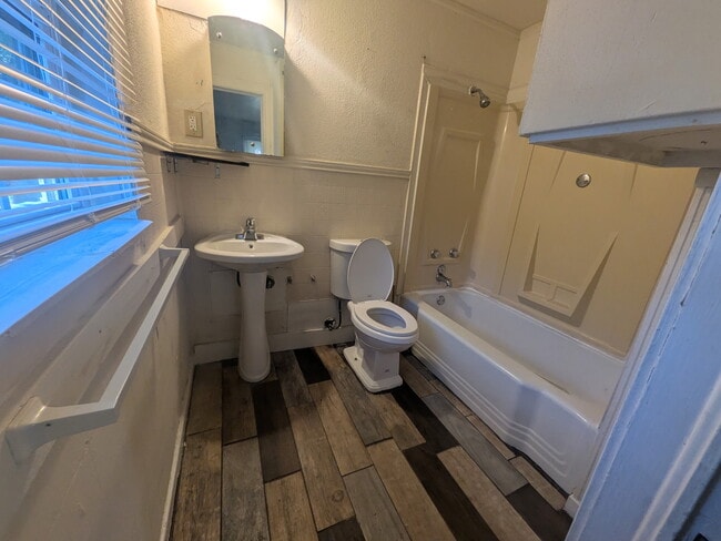 Photo - 2341 Ashley St Unidad 2341 Ashley Ave.
