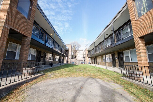 5018 W Jackson
