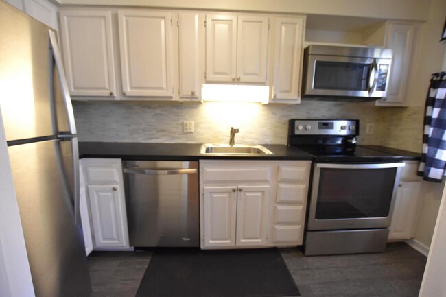 Photo - Spacious 2 Bedroom Apartment w/ Washer|Dry...