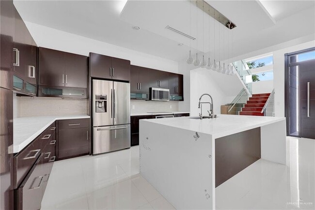 Photo - 18 Redbud Ave W