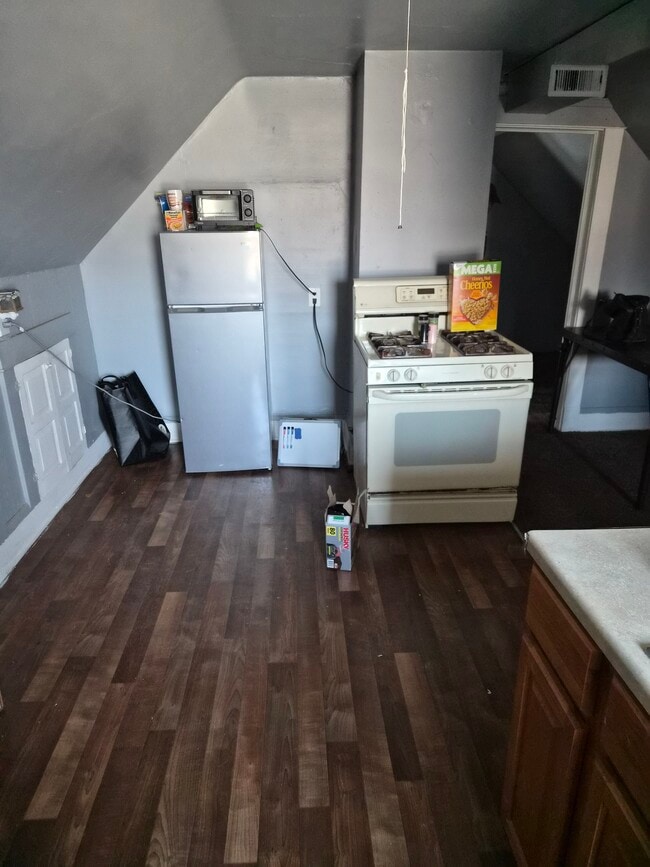 KITCHEN - 10113 Parkgate Ave