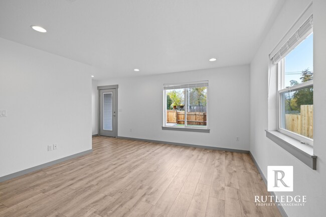 Photo - 3 Bed/2.5 Bath Townhome in Medford