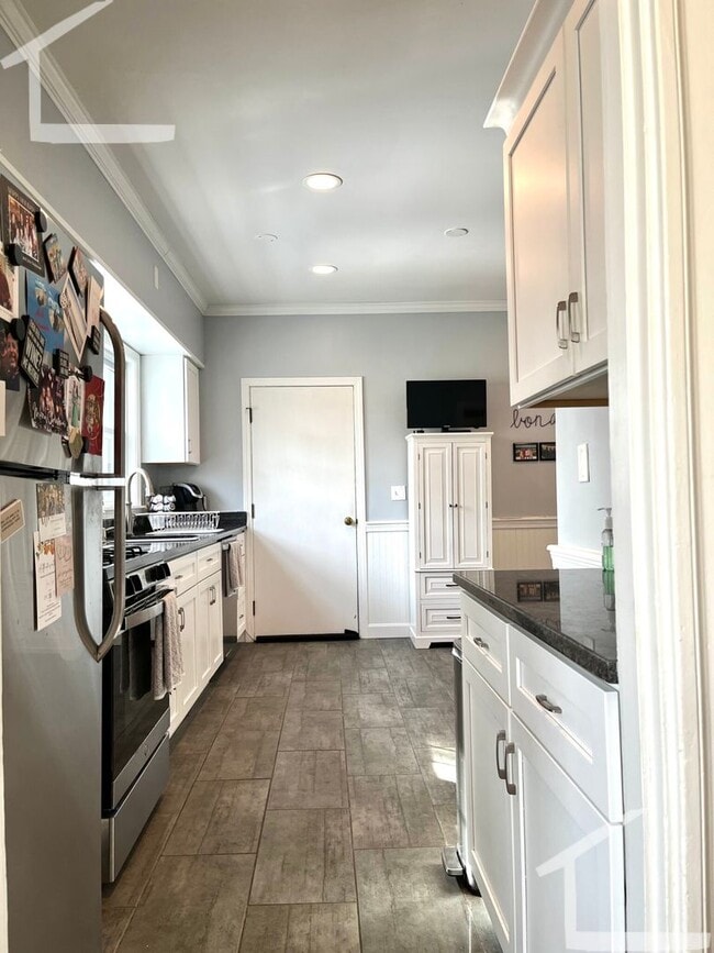 Building Photo - Free Laundry, Parking, Stainless Steel appliances, Backyard