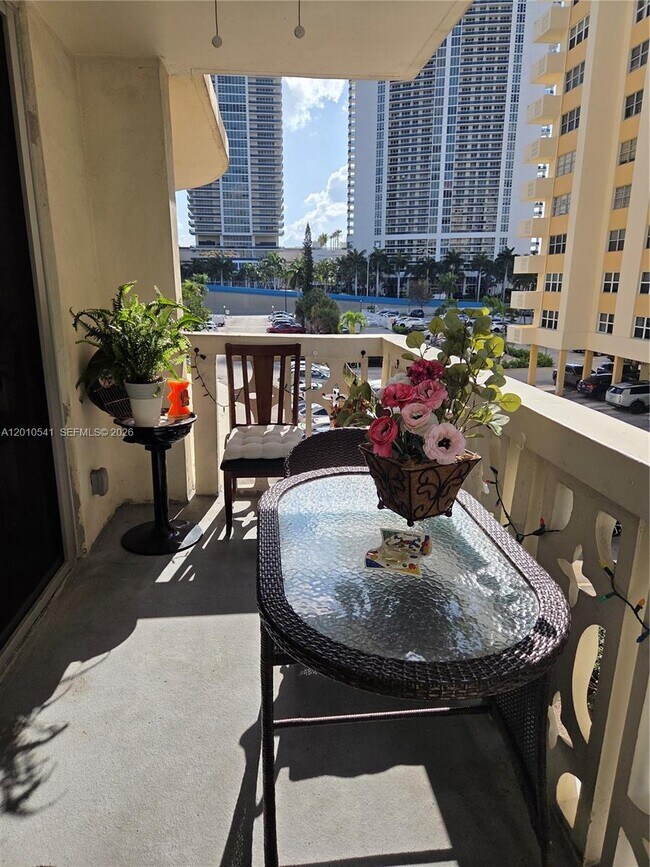 Building Photo - 1817 S Ocean Dr Unit 325