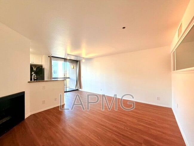 Photo - 7320 Hawthorn Ave