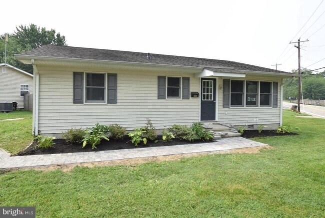 Photo - 6808 Main St