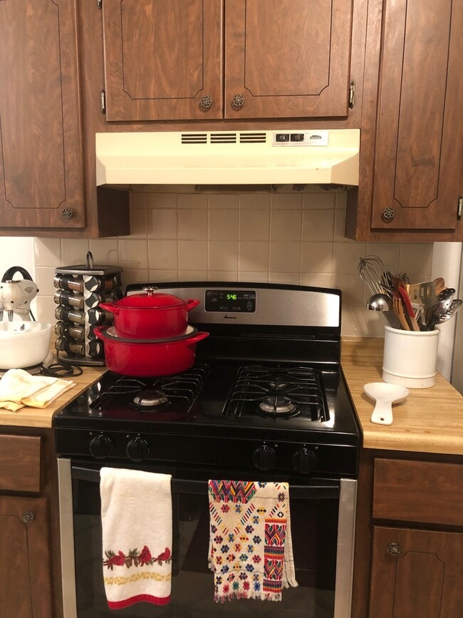 Gas stove in the kitchen - 214 Scarsdale Ct Unit D1