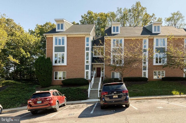 Building Photo - Beautifully updated 2 bed 2 bath patio-lev...