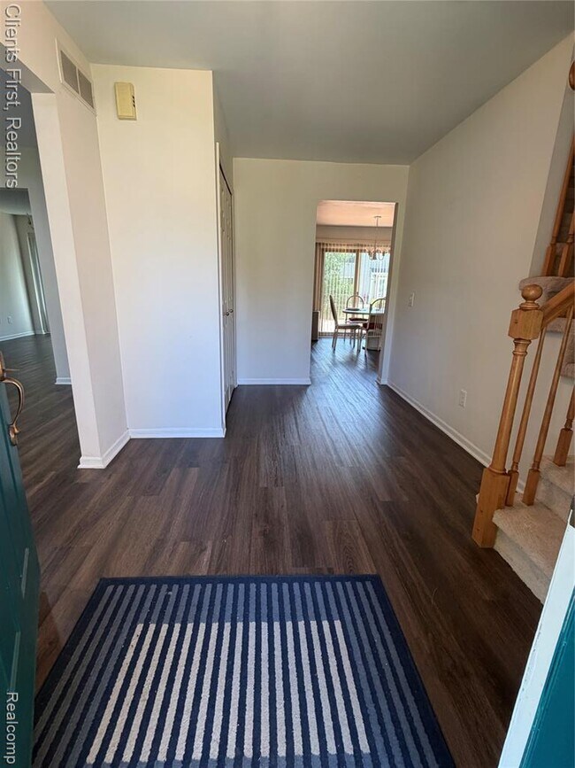 Photo - 7043 Foxridge Dr