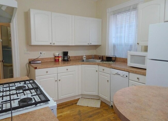 Building Photo - 37A Harvard St Unit 1