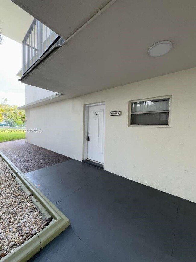 Building Photo - 4235 N University Dr Unit 104