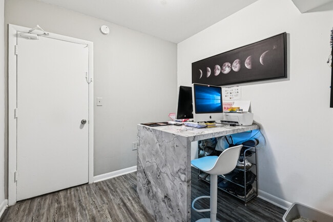 Photo - Luna At Hollywood